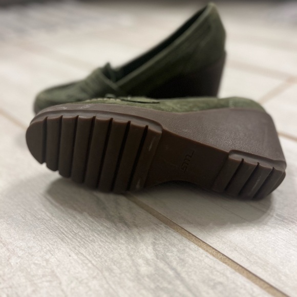 Steve Madden Forest Green Suede Leather Fringe Wedge Loafers with Rounded Toe - Picture 4 of 6